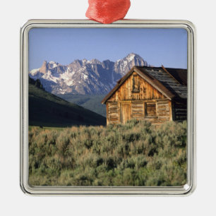 Eine Blockhütte und die Sawtooth-Berge in Silbernes Ornament