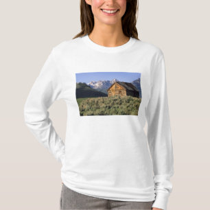Eine Blockhütte und die Sawtooth-Berge in T-Shirt