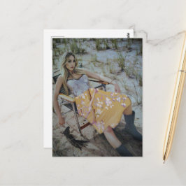 Eine blonde Frau entspannt am Strand Collage Postkarte