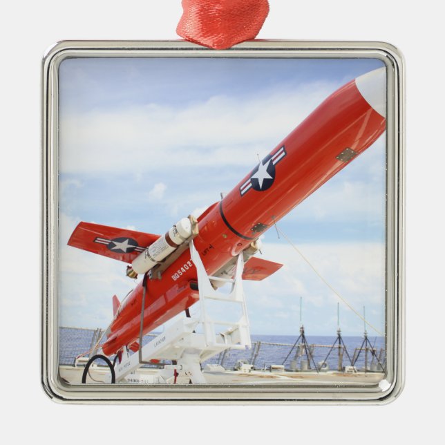 Eine BQM-74E Chukar-Drohne für den Start bereit Silbernes Ornament (Vorne)