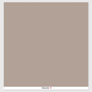 eine braune Mauer mit Aufkleber