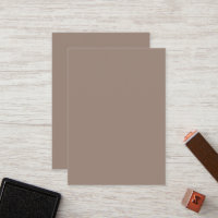 eine braune Mauer mit einer Uhr darauf