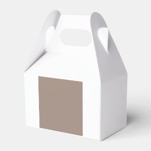 eine braune Mauer mit Geschenkschachtel