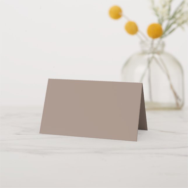 eine braune Mauer mit Platzkarte (Vorderseite)