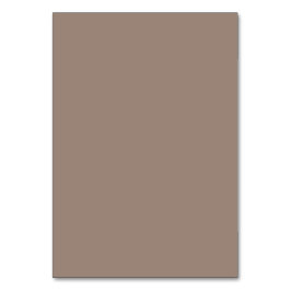 eine braune Mauer mit Tischnummer