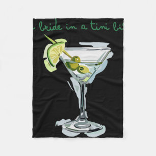 Eine Braut in einem winzigen Brautschwanz-Martini  Fleecedecke