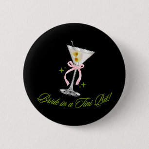 Eine Braut in einem winzigen Bride Schwanz Martini Button