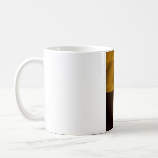 Eine brennende Kerze Kaffeetasse (Links)