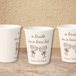 Eine Brille in einem Tini-Bit Espresso Martini Bac Pappbecher