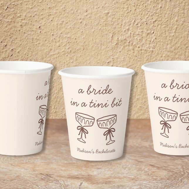 Eine Brille in einem Tini-Bit Espresso Martini Bac Pappbecher (A Bride In A Tini Bit Espresso Martini Bach Party Paper Cups)