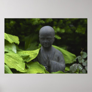 Eine Buddha-Statue im Meditationsgarten Poster