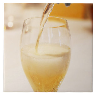 Eine Champagnerflöte wird mit Gosset gefüllt Fliese