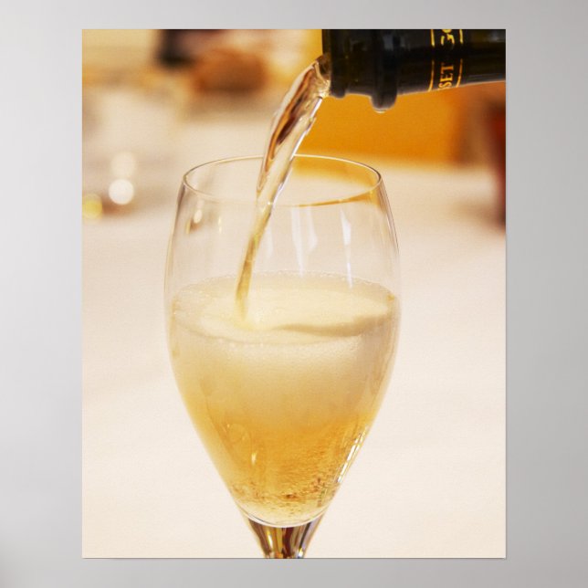 Eine Champagnerflöte wird mit Gosset gefüllt Poster (Vorne)