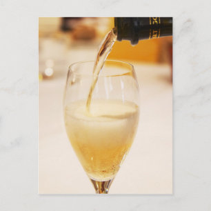 Eine Champagnerflöte wird mit Gosset gefüllt Postkarte