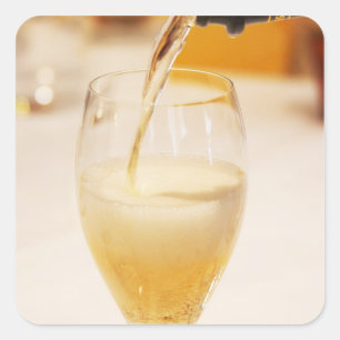 Eine Champagnerflöte wird mit Gosset gefüllt Quadratischer Aufkleber