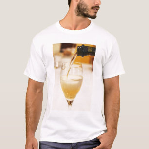 Eine Champagnerflöte wird mit Gosset gefüllt T-Shirt