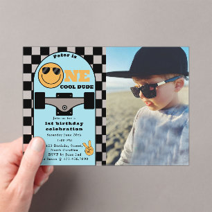 Eine coole Dude 1. erste Geburtstags-Skateboard-Fo Acryleinladungen