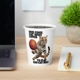 Eine coole Katze, die gerne Bas-Kat-Ball spielt Pappbecher