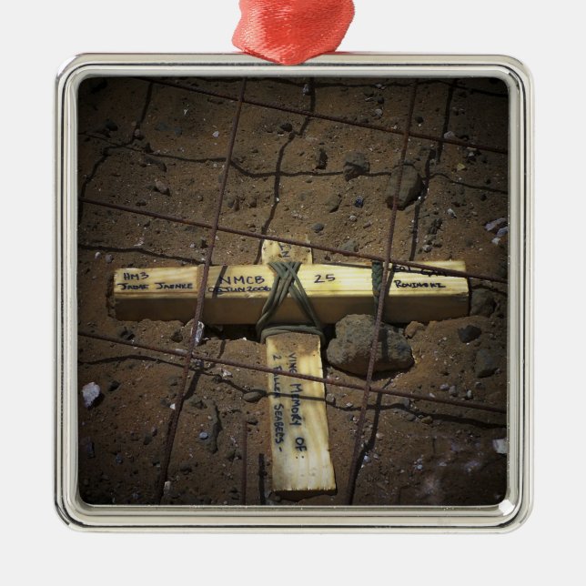 Eine Crew für die Straßenreparatur stellt ein Kreu Silbernes Ornament (Vorne)