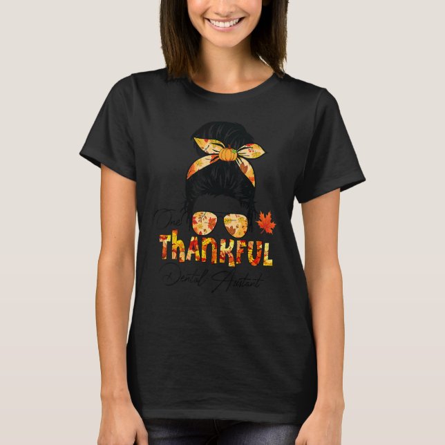 Eine dankbare Zahnarztassistentin, Messy Bun Fall  T-Shirt (Vorderseite)