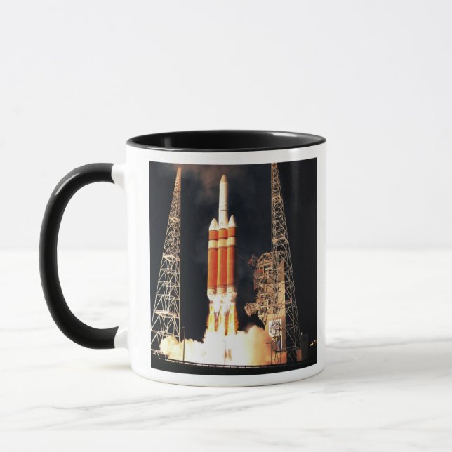 Eine Delta-IV-Rakete hebt ab Tasse (Links)