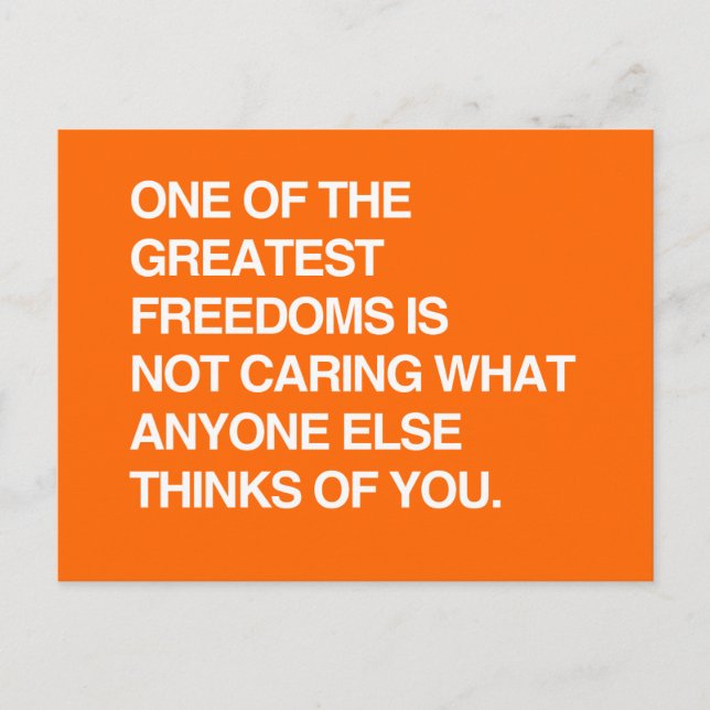 EINE DER BESTSTEN FREIHEITEN IST NICHT GEKÜMMERT POSTKARTE (Vorderseite)