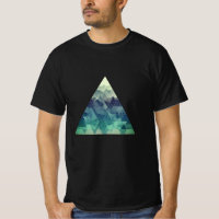 Eine dreieckige, geometrische Berglandschaft