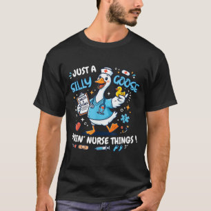 Eine dumme Gans, die Krankenpflegedinge putzt T-Shirt