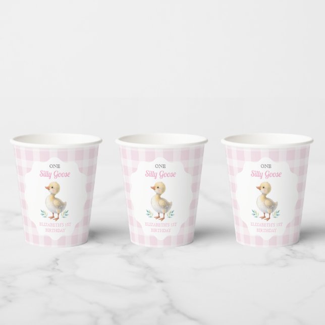 Eine dumme Gans rosa Gingham Mädchen erster Geburt Pappbecher (Multi)