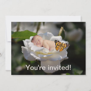 Eine Einladung für ein Baby und eine weiße Rose