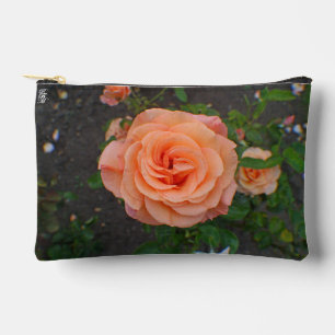 Eine einzelne orangefarbene Blume Zubehörtasche