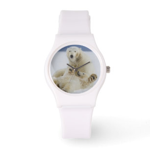Eine Eisbärin und ihr Junge spielen im Schnee Armbanduhr