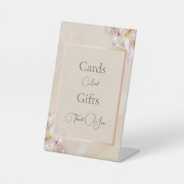 Eine elegante blumengeschmückte Rose mit Gold und  Sockelschild