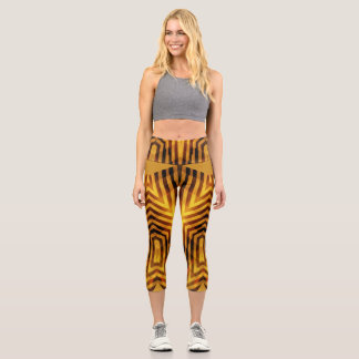 Eine elegante, braune Farbe mit einem Stoffmuster Capri Leggings