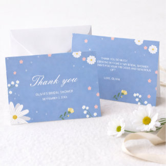 Eine elegante Hochzeit in Hellblau mit Wildblumen. Mitteilungskarte