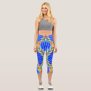 Eine elegante, vielfarbige Oberteil aus Stoff Capri Leggings
