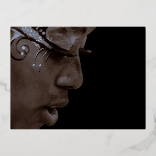 Eine enge Frau mit schwarzgestrichenem Gesicht Folien Feiertagspostkarte