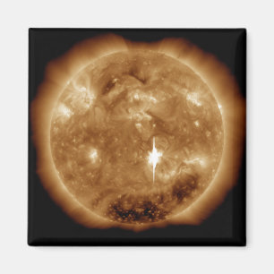 Eine enorme X-klasse Sonneneruption bricht auf dem Magnet