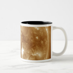 Eine enorme X-klasse Sonneneruption bricht auf dem Zweifarbige Tasse