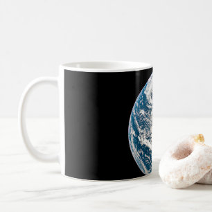 Eine Erde, die aus der Apollo 10 Raumsonde stammt. Kaffeetasse