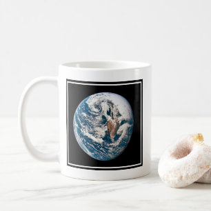 Eine Erde, die aus der Apollo 10 Raumsonde stammt. Kaffeetasse