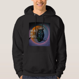Eine Eule trotzt der Dunkelheit des Waldes Hoodie