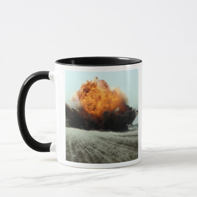 Eine Explosion bricht aus Tasse (Links)