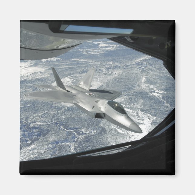 Eine F-22 Raptor-Bank weg von einer KC-135 Magnet (Vorne)