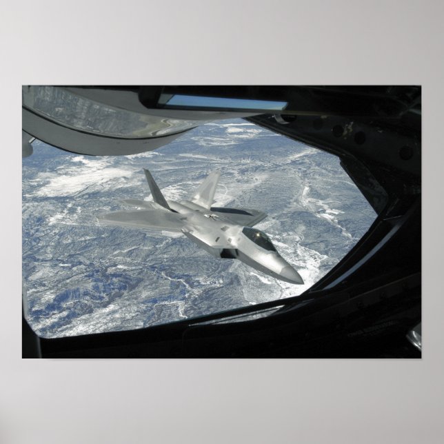 Eine F-22 Raptor-Bank weg von einer KC-135 Poster (Vorne)