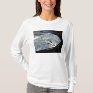 Eine F-22 Raptor-Bank weg von einer KC-135 T-Shirt