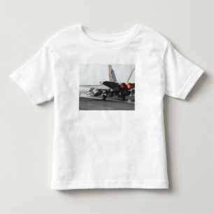 Eine F/A-18C Hornisse startet vom Führerraum 2 Kleinkind T-shirt