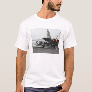 Eine F/A-18C Hornisse startet vom Führerraum 2 T-Shirt