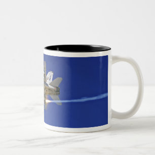Eine F/A-18C Hornisse Zweifarbige Tasse