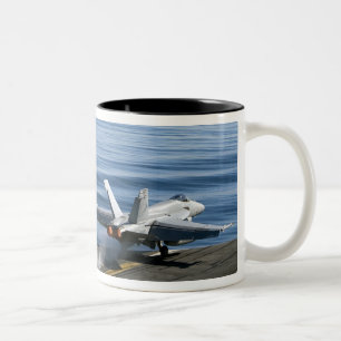 Eine F/A-18E Superhornisse Zweifarbige Tasse